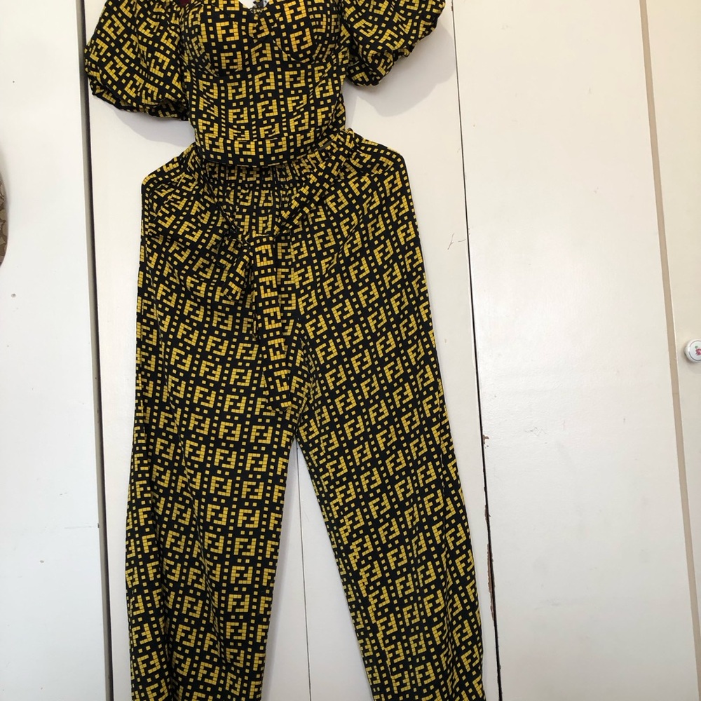 Chic Black Jumpsuit with Elegant Silhouette and Versatile Design